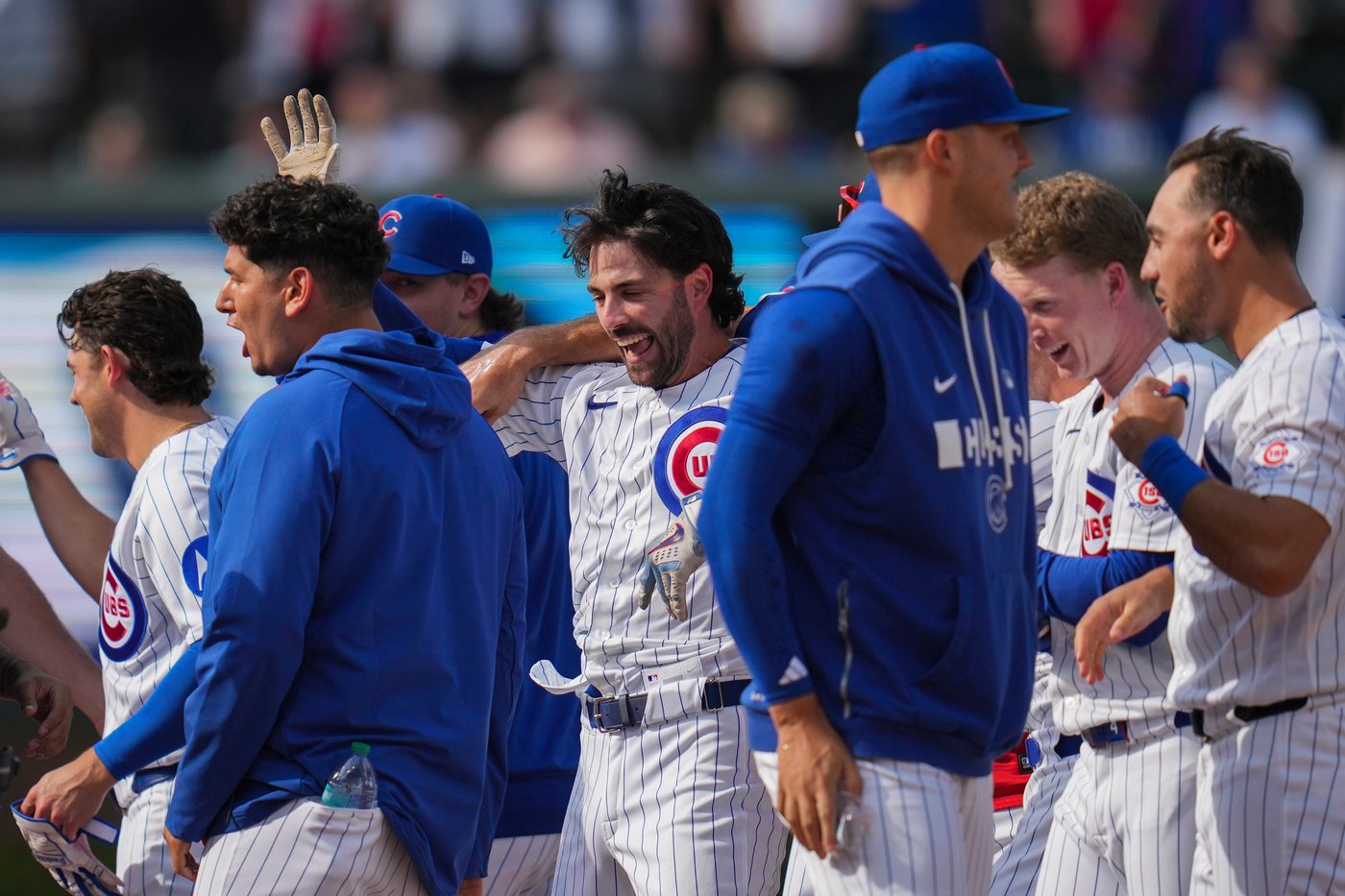 Swanson's hit in 10th gives Cubs 8-7 victory that extends both win streak and Phillies' skid to 9 | iNFOnews.ca