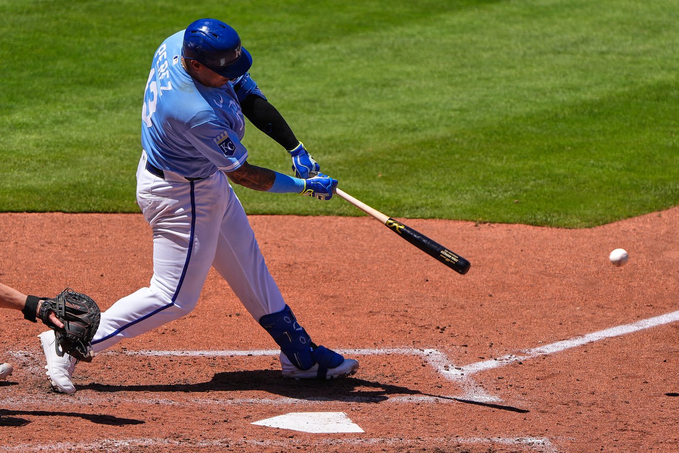 Salvador Perez jump-starts KC offense, Royals pull away from the Mariners for 8-6 win | iNFOnews.ca
