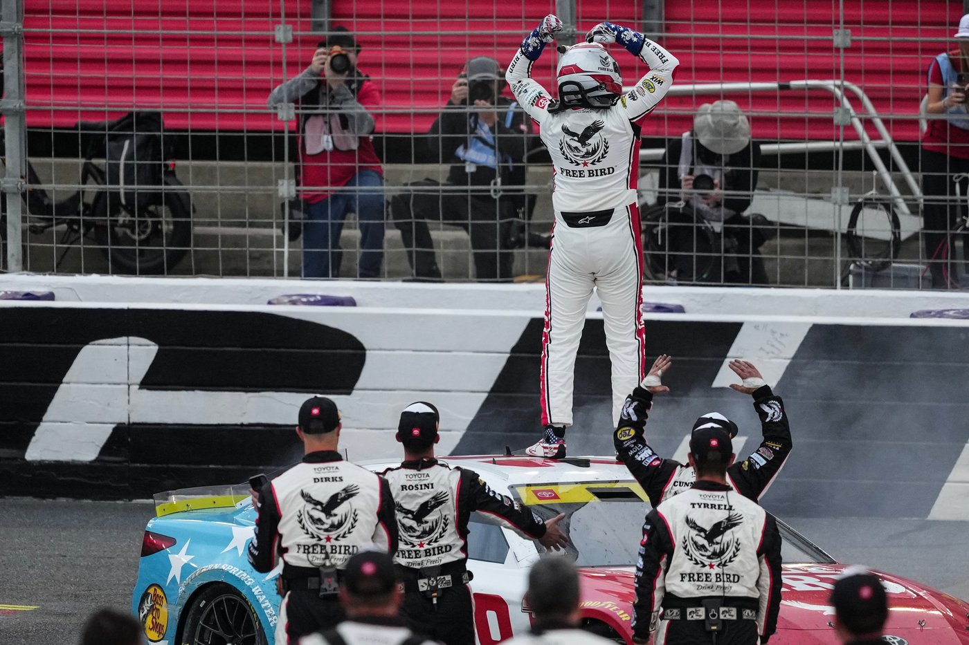 Chase Briscoe holds off teammate Christopher Bell in Charlotte to win 2nd straight playoff race | iNFOnews.ca Chase Briscoe holds off teammate Christopher Bell in Charlotte to win 2nd straight playoff race | iNFOnews.ca