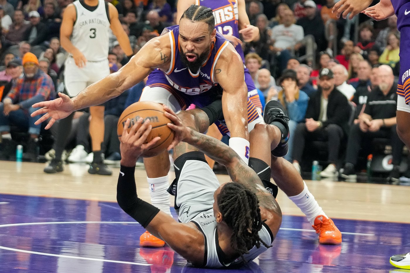 Suns win 3rd straight and end Spurs' 3-game run with 111-102 victory | iNFOnews.ca