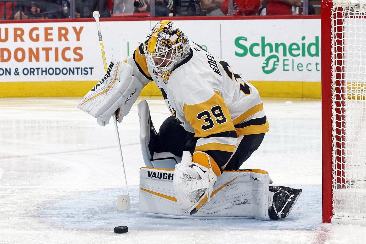 Hurricanes make it eight straight with 5-1 win over Penguins | iNFOnews.ca