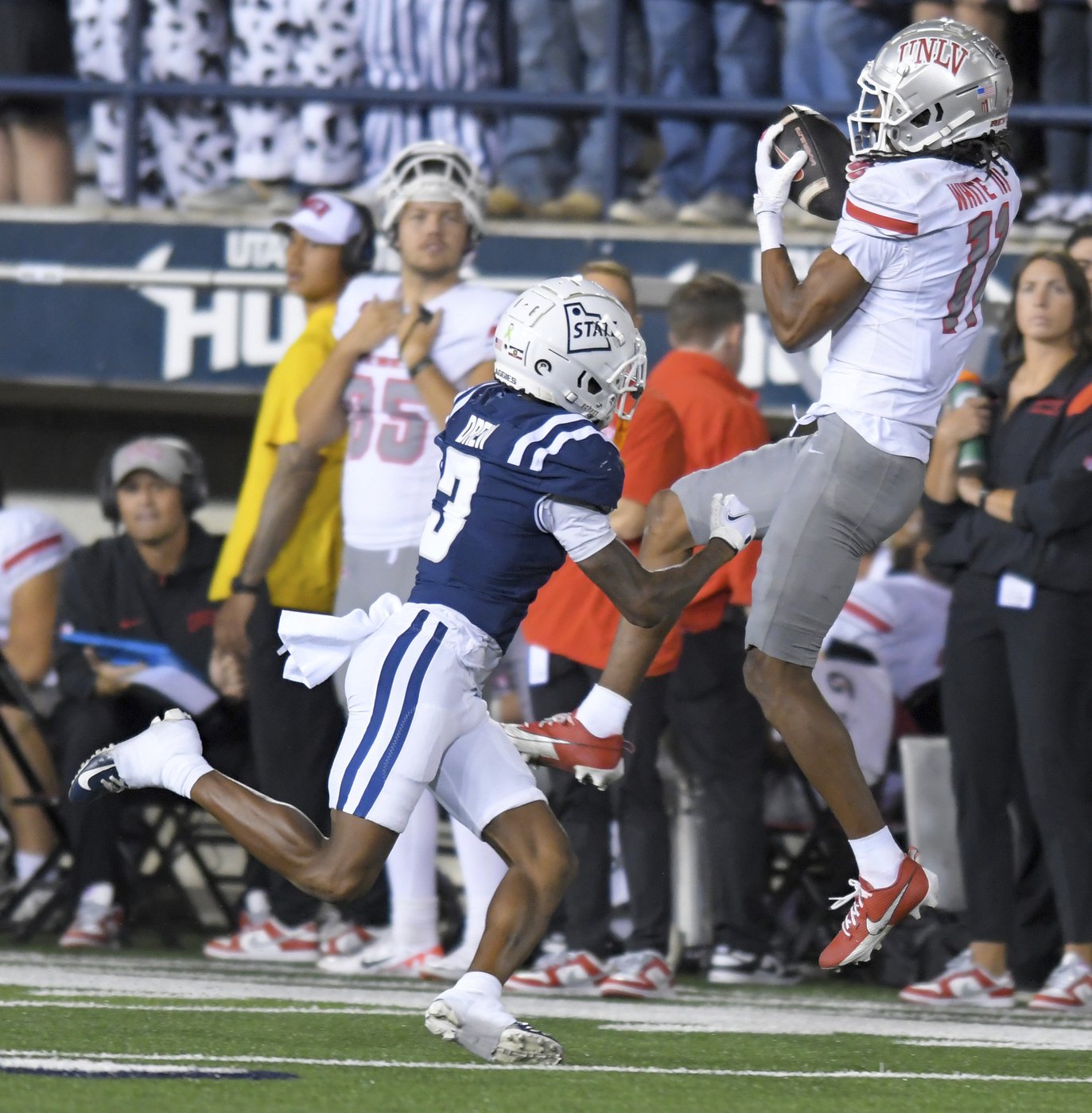 Williams throws 3 TD passes; UNLV scores 27 2nd-quarter points, beats Utah State 50-34 | iNFOnews.ca