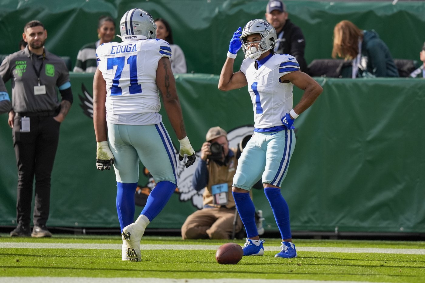 Cowboys roughed up by Eagles and Jerry Jones catches grief from Philly fans | iNFOnews.ca