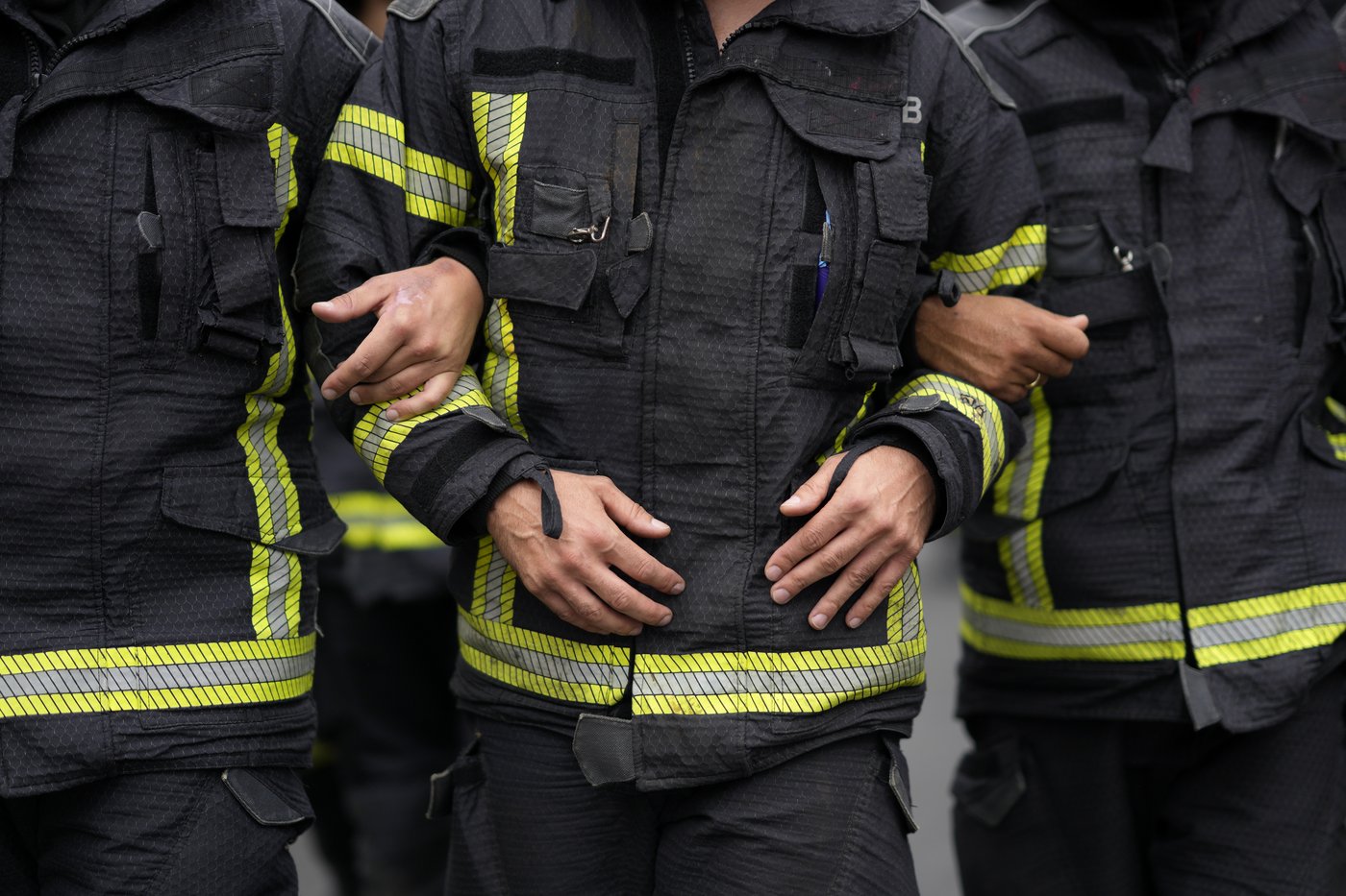 Portuguese firefighters protest outside parliament over labor conditions | iNFOnews.ca Portuguese firefighters protest outside parliament over labor conditions | iNFOnews.ca