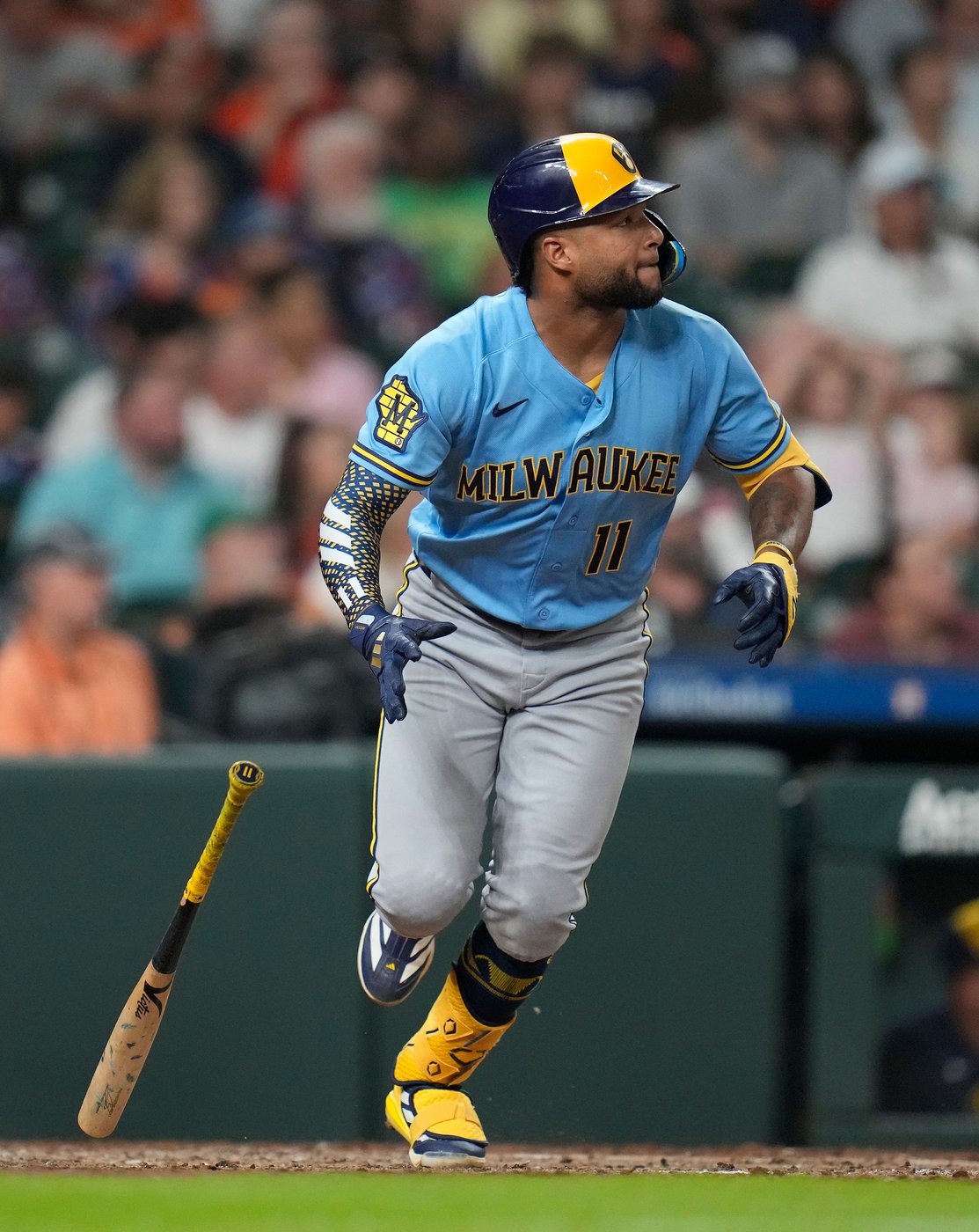 Turang’s 10th-inning sacrifice fly lifts the Brewers past the Astros 5-4 | iNFOnews.ca