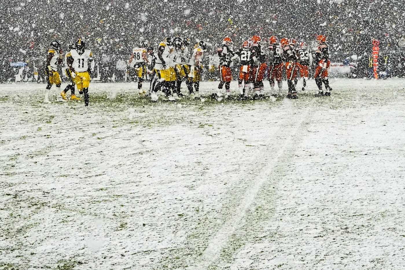 Nick Chubb plows through heavy snow for 2-yard TD, giving Browns 24-19 win over Steelers | iNFOnews.ca