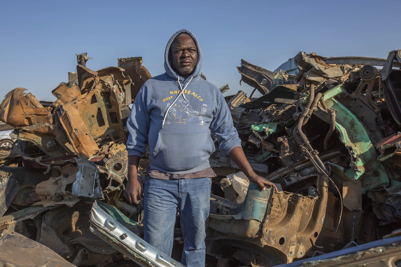 Zimbabwe's scrap metal hunters are quietly fighting climate change one piece at a time | iNFOnews.ca