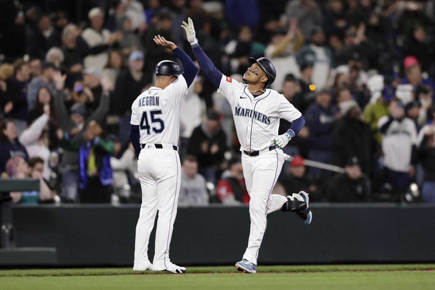 Sizzling-hot Jorge Polanco is propelling the resurgent Mariners offense | iNFOnews.ca