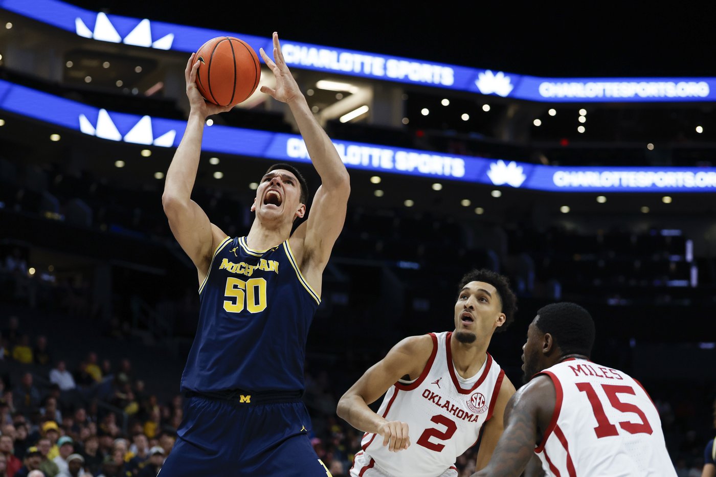 Jeremiah Fears' 4-point play with 11.5 seconds left helps No. 14 Oklahoma edge No. 24 Michigan 87-86 | iNFOnews.ca