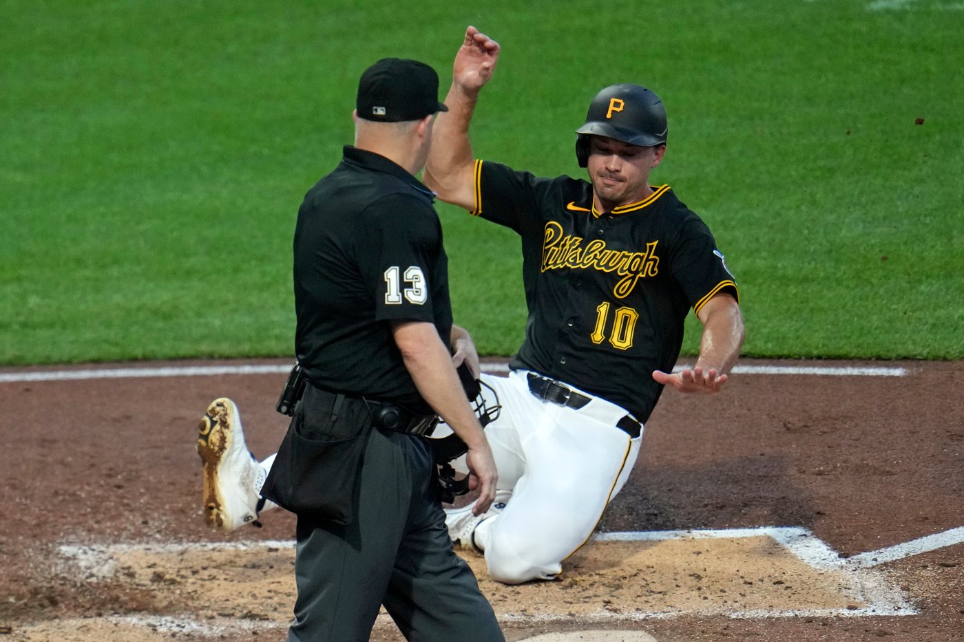 Pirates survive a wild 13-12 finish as a 9th-inning throwing error seals win over Giants | iNFOnews.ca Pirates survive a wild 13-12 finish as a 9th-inning throwing error seals win over Giants | iNFOnews.ca