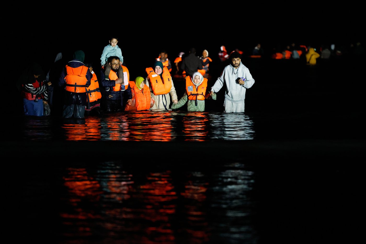A child and 2 women killed in an apparent stampede during Channel crossing attempt | iNFOnews.ca