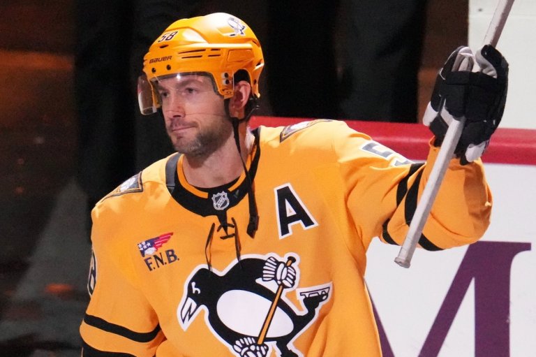 Longtime Penguins defenseman Kris Letang out at least a month due to fractured foot | iNFOnews.ca