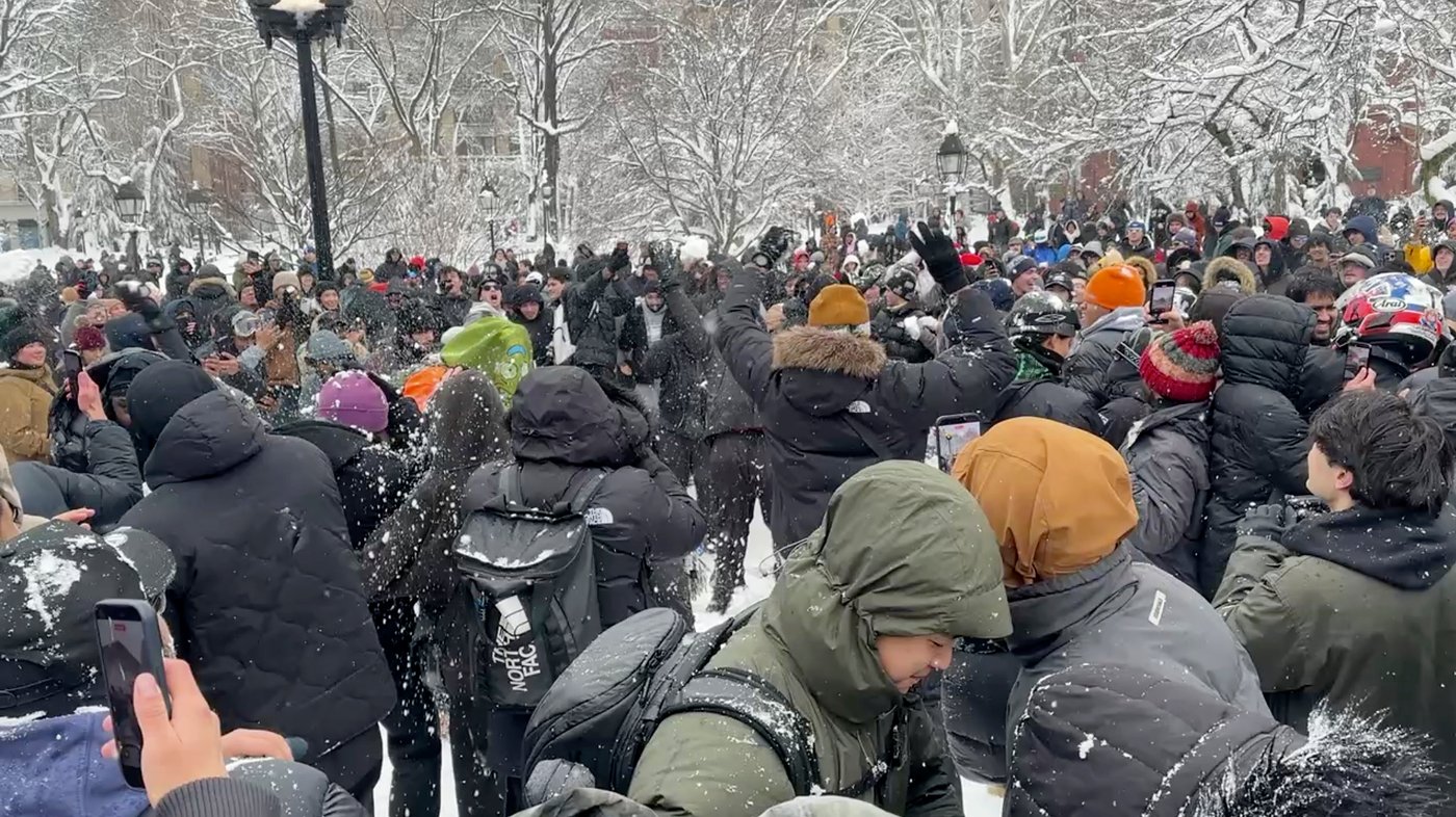 NYC police arrest man after officers were pelted during a snowball fight | iNFOnews.ca