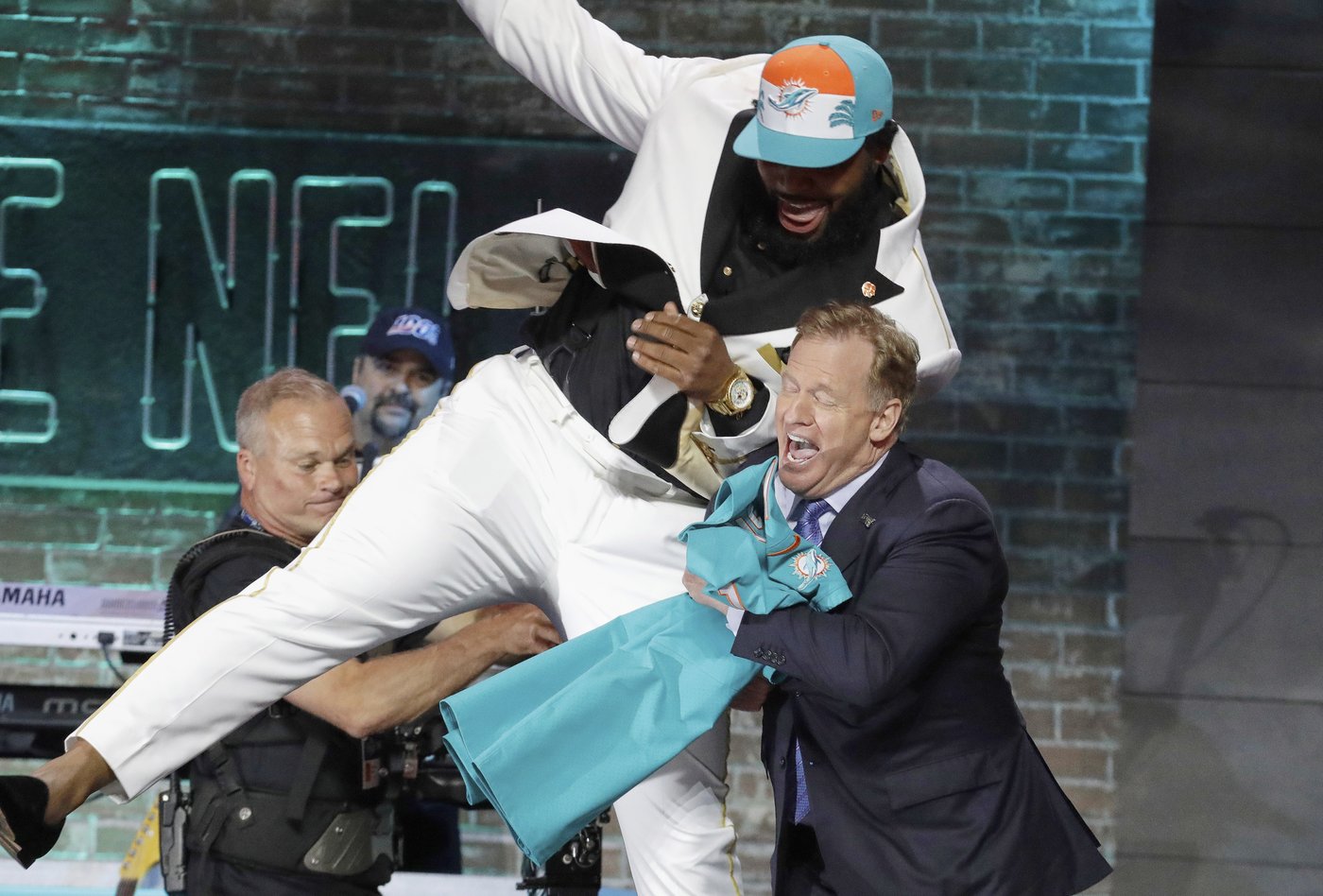 NFL Commissioner Roger Goodell is ready for more celebratory hugs that can turn into heavy lifting | iNFOnews.ca NFL Commissioner Roger Goodell is ready for more celebratory hugs that can turn into heavy lifting | iNFOnews.ca