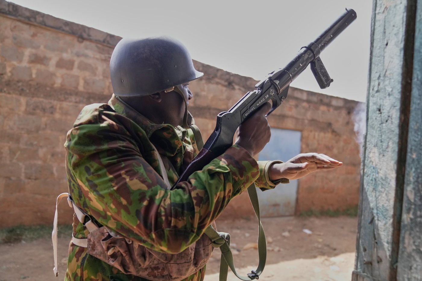 Kenya protesters clash with police over proposed Ebola center for US citizens, in photos | iNFOnews.ca