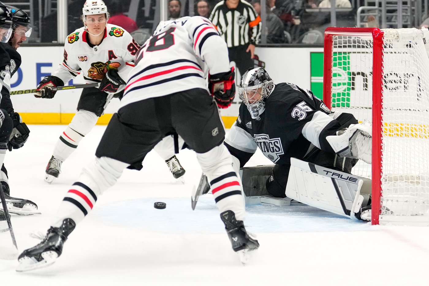 Connor Bedard scores for 3rd straight game, Blackhawks hold off Kings 2-1 | iNFOnews.ca Connor Bedard scores for 3rd straight game, Blackhawks hold off Kings 2-1 | iNFOnews.ca