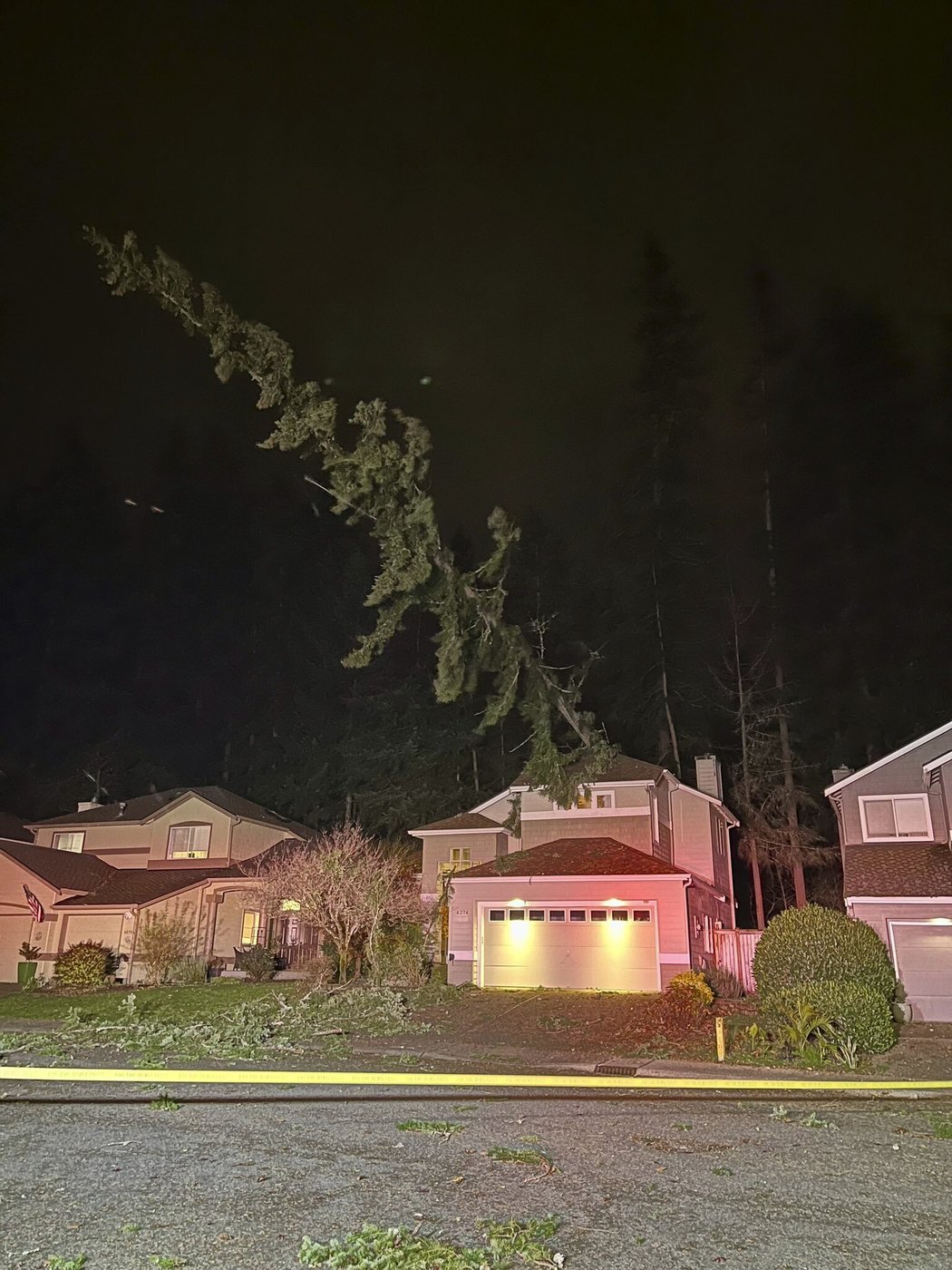 'Bomb cyclone' knocks out power and downs trees across northwest US, killing 1 | iNFOnews.ca