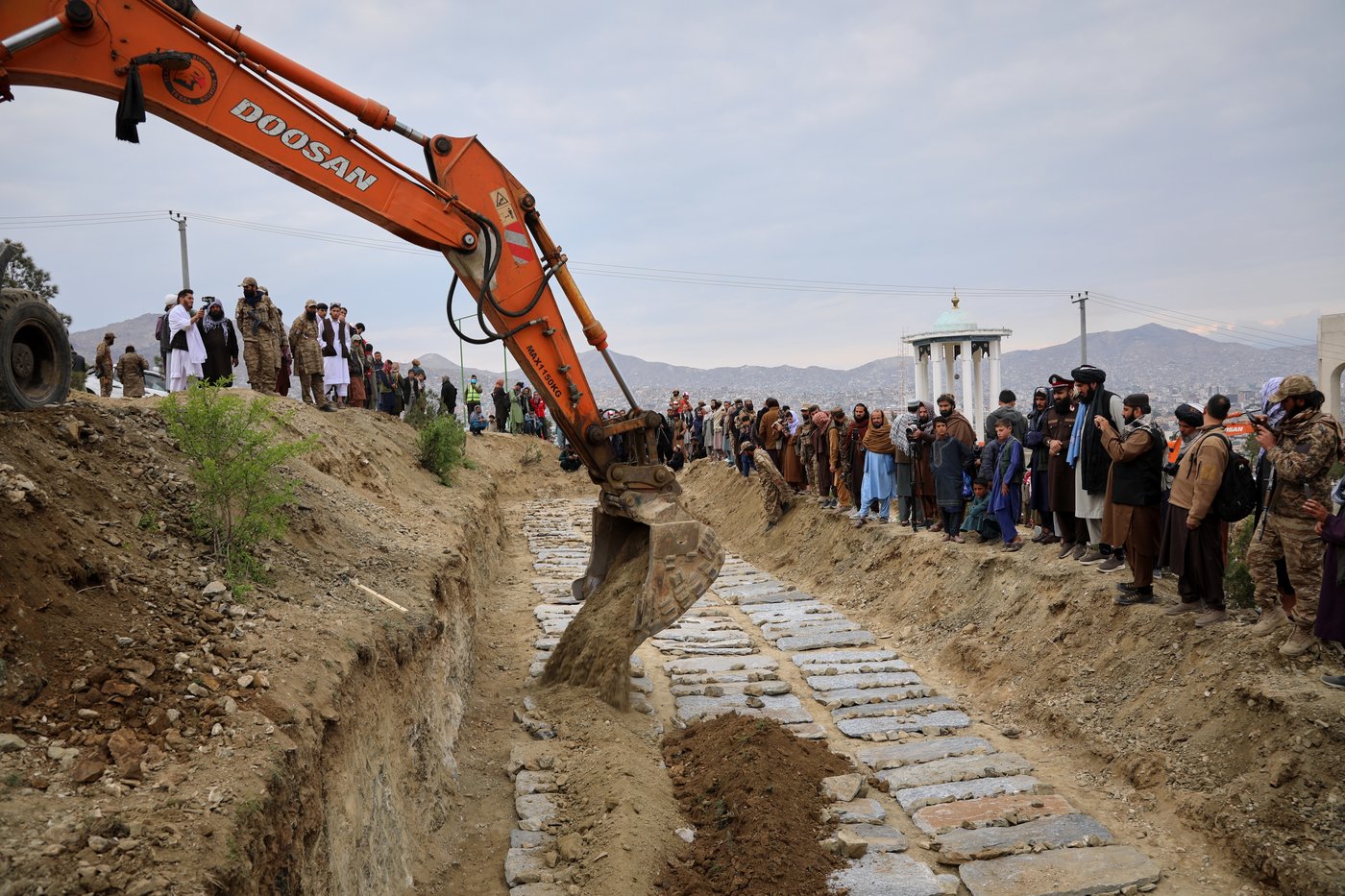 Afghans hold second mass funeral for victims of an airstrike on Kabul | iNFOnews.ca Afghans hold second mass funeral for victims of an airstrike on Kabul | iNFOnews.ca