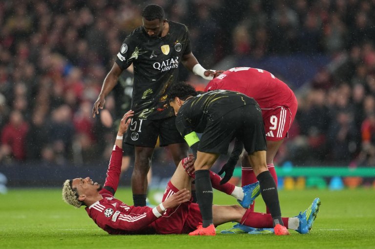 Liverpool forward Hugo Ekitike injured and taken off on a stretcher against PSG | iNFOnews.ca