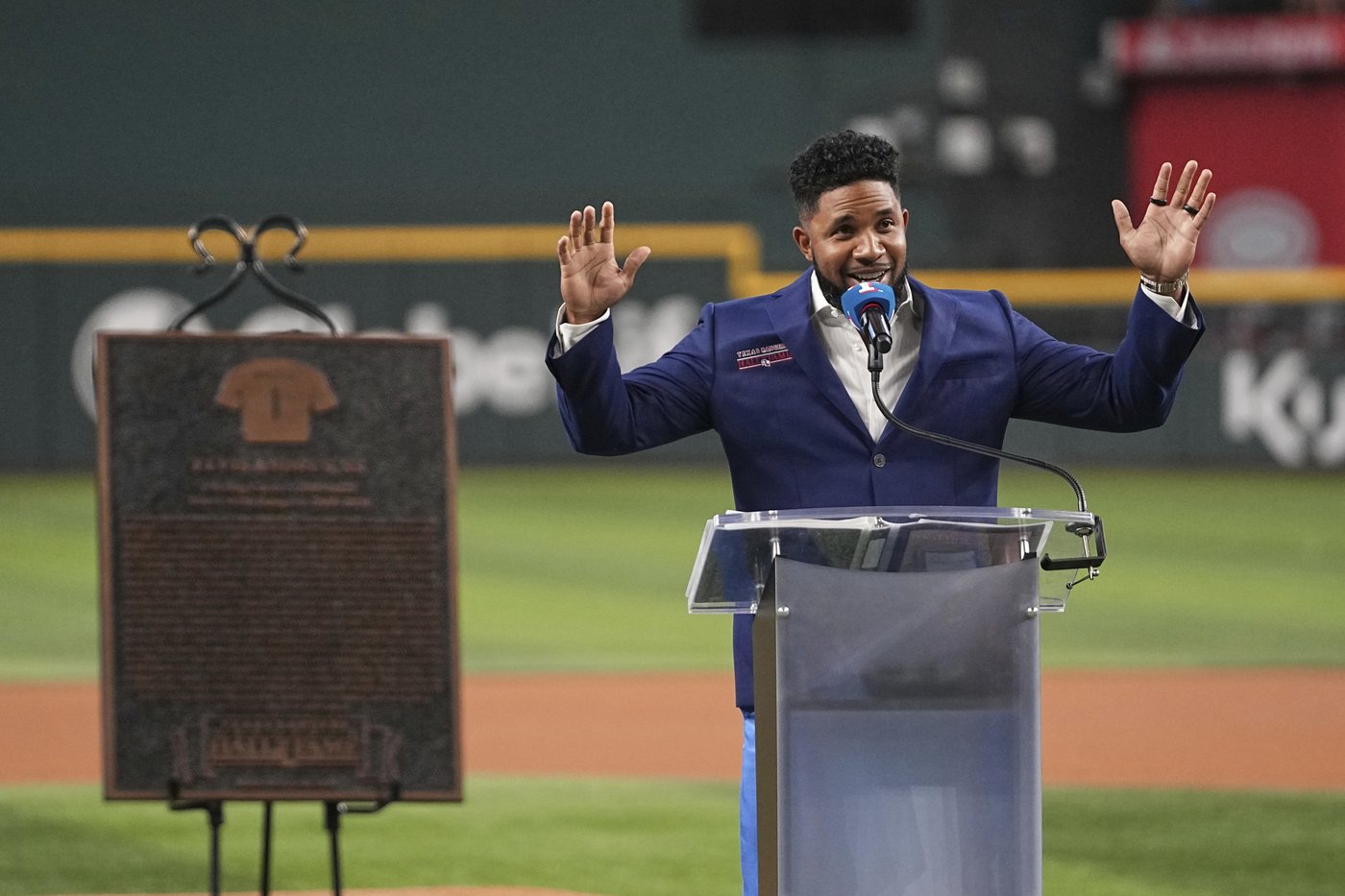 Elvis Andrus inducted into the Texas Rangers Baseball Hall of Fame with assist from Adrian Beltré | iNFOnews.ca