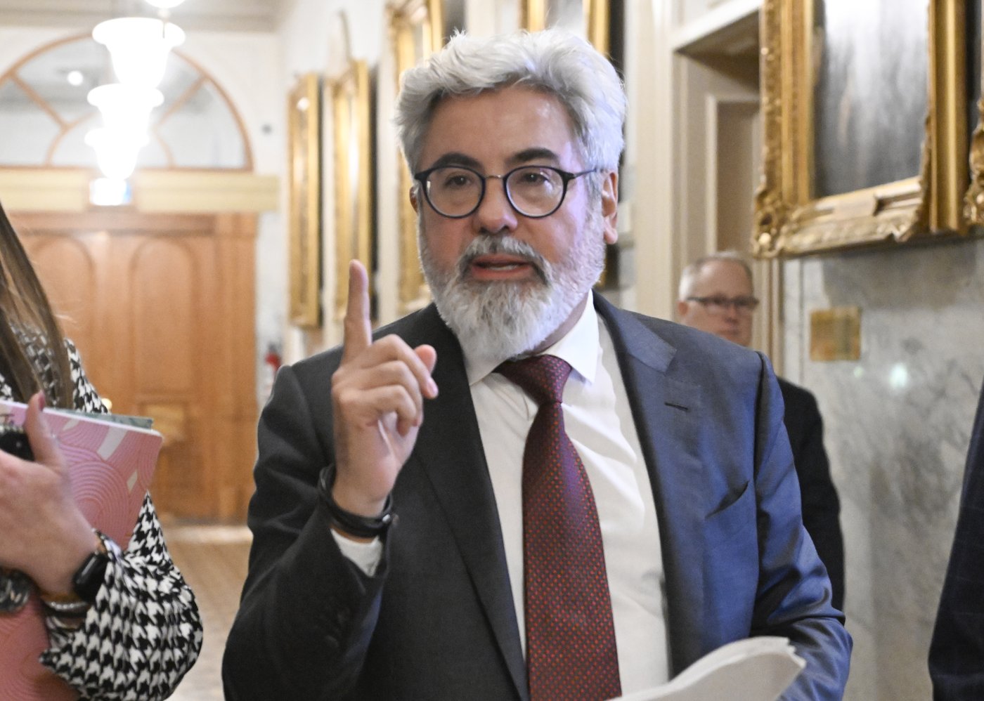 Quebec Liberal leader calls for external investigation into report on cash for votes | iNFOnews.ca