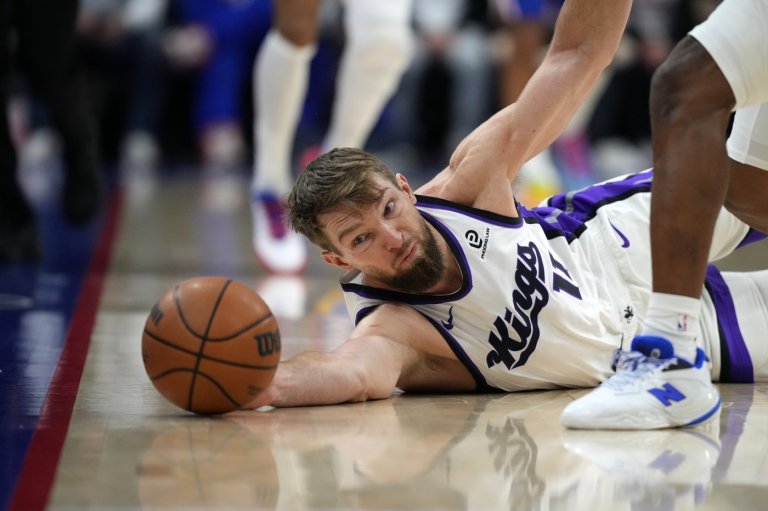 Kings' Sabonis, LaVine out for rest of season after surgeries | iNFOnews.ca