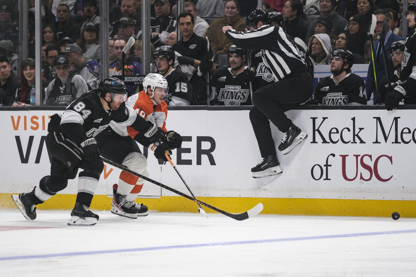 Kopitar scores twice in third, Kings fight back for 5-4 win over Flyers | iNFOnews.ca