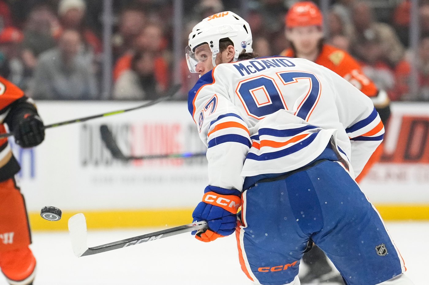 Ducks blast Oilers 7-4 in Game 3 in Anaheim's first home playoff game in 8 years | iNFOnews.ca