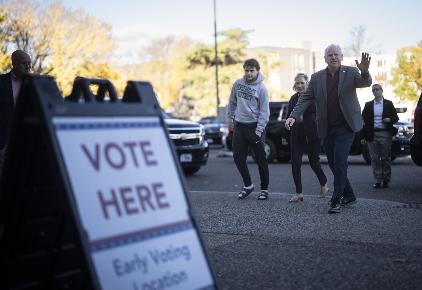 Tim Walz, wife and son vote early in Minnesota | iNFOnews.ca Tim Walz, wife and son vote early in Minnesota | iNFOnews.ca