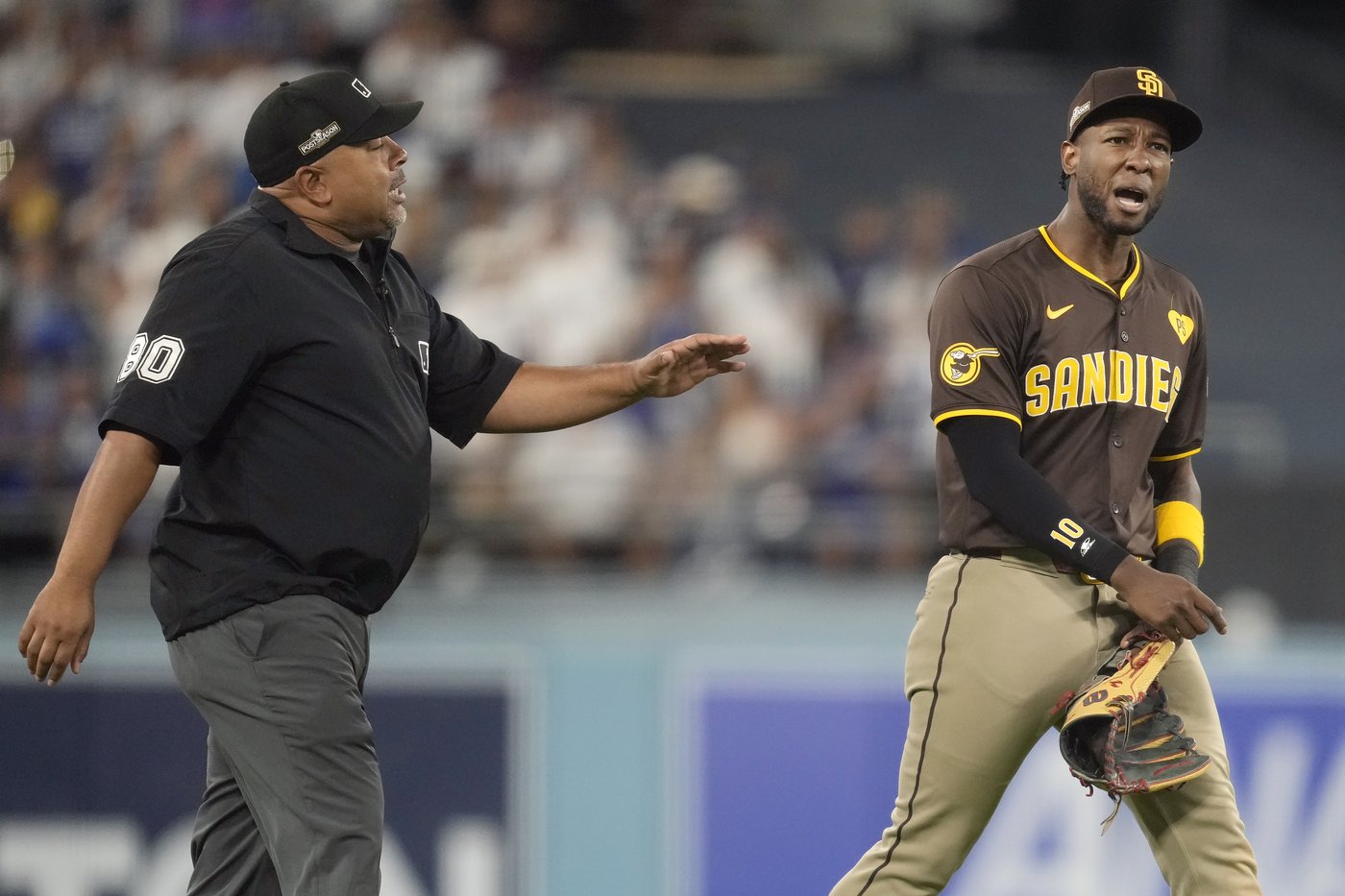 Dodger Stadium fans toss balls and trash on field, interrupt Padres' 10-2 win that evens NLDS | iNFOnews.ca Dodger Stadium fans toss balls and trash on field, interrupt Padres' 10-2 win that evens NLDS | iNFOnews.ca