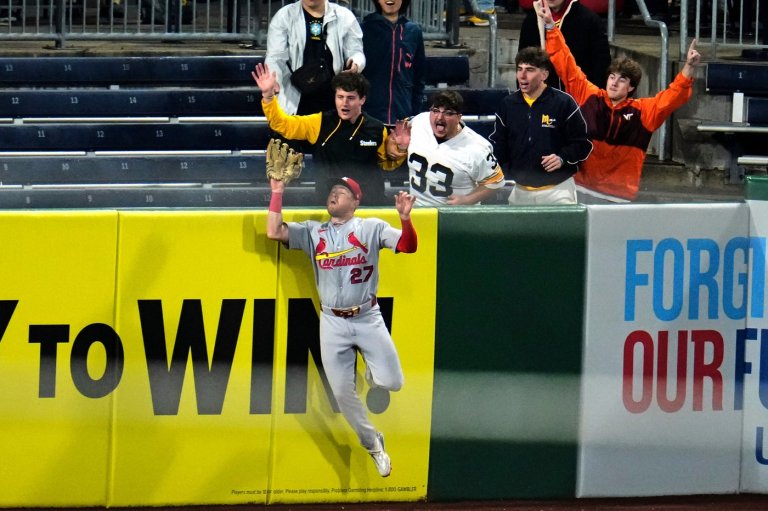 Nathan Church steals another homer, this time giving the Cardinals a win over the Pirates | iNFOnews.ca