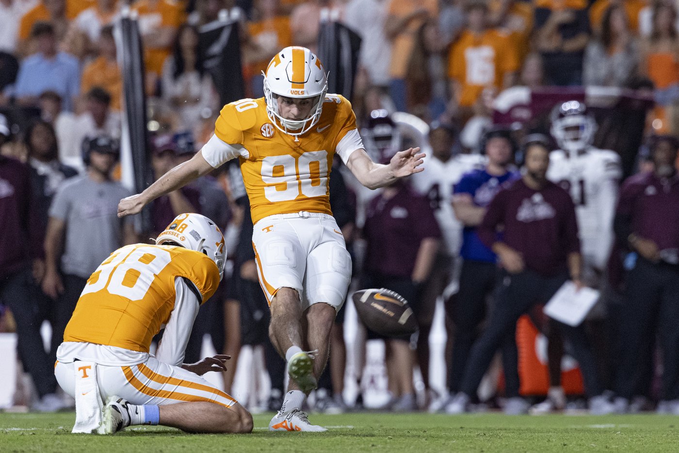 Sampson leads No. 7 Tennessee to 33-14 win over Mississippi State, but Iamaleava exits with injury | iNFOnews.ca