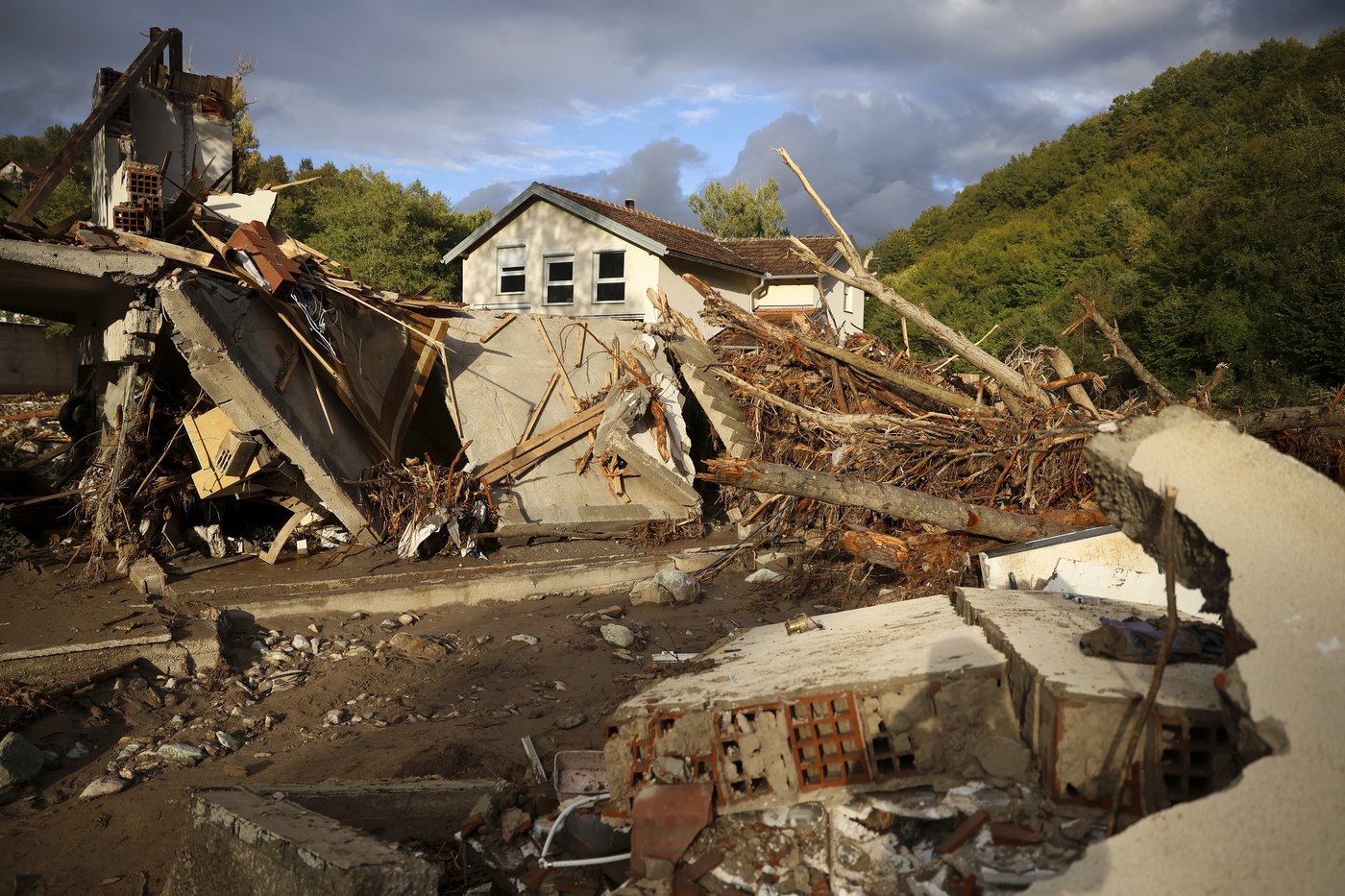 International rescue teams arrive in Bosnia after devastating floods and landslides | iNFOnews.ca