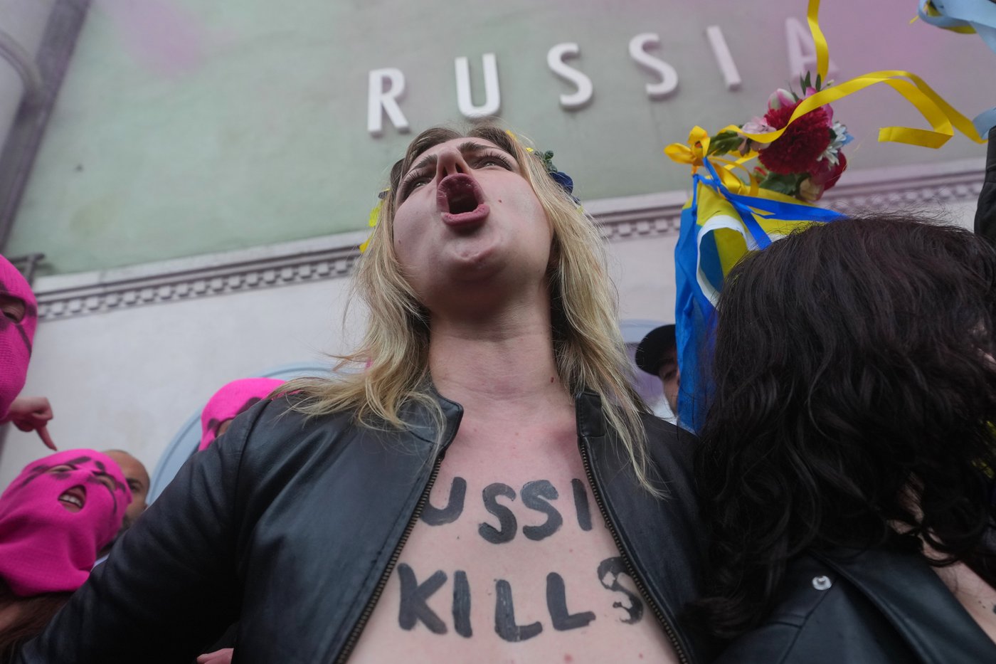 Protesters in pink balaclavas swarm Russia's pavilion at Venice Biennale and release colored smoke | iNFOnews.ca Protesters in pink balaclavas swarm Russia's pavilion at Venice Biennale and release colored smoke | iNFOnews.ca