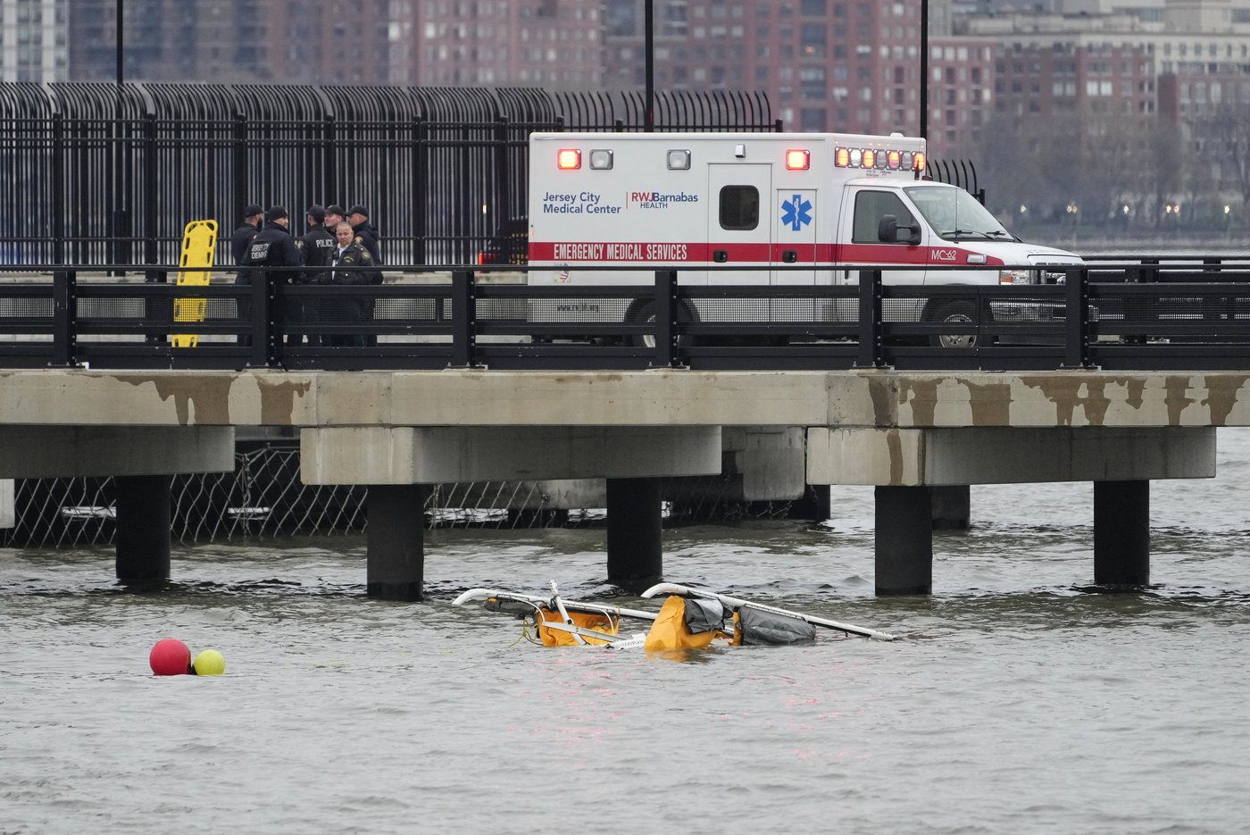 NYC sightseeing helicopter plunges into river, killing 6, including family of Spanish tourists | iNFOnews.ca