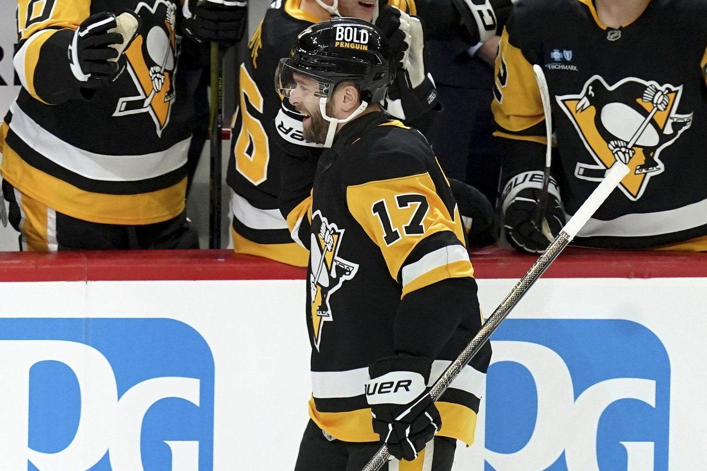 Crosby ties Lemieux's franchise assists record, leads Penguins past Flyers 7-3 | iNFOnews.ca