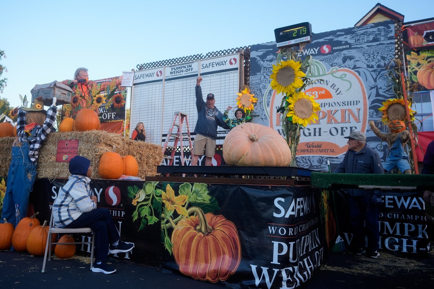 3,156-pound pumpkin grown in Rhode Island is inspected for possible world record | iNFOnews.ca