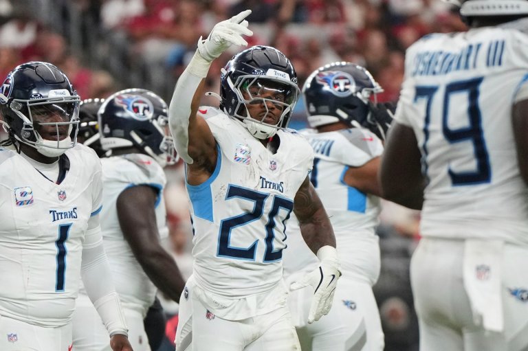 Titans snap 10-game losing skid with improbable 22-21 comeback win over the Cardinals | iNFOnews.ca
