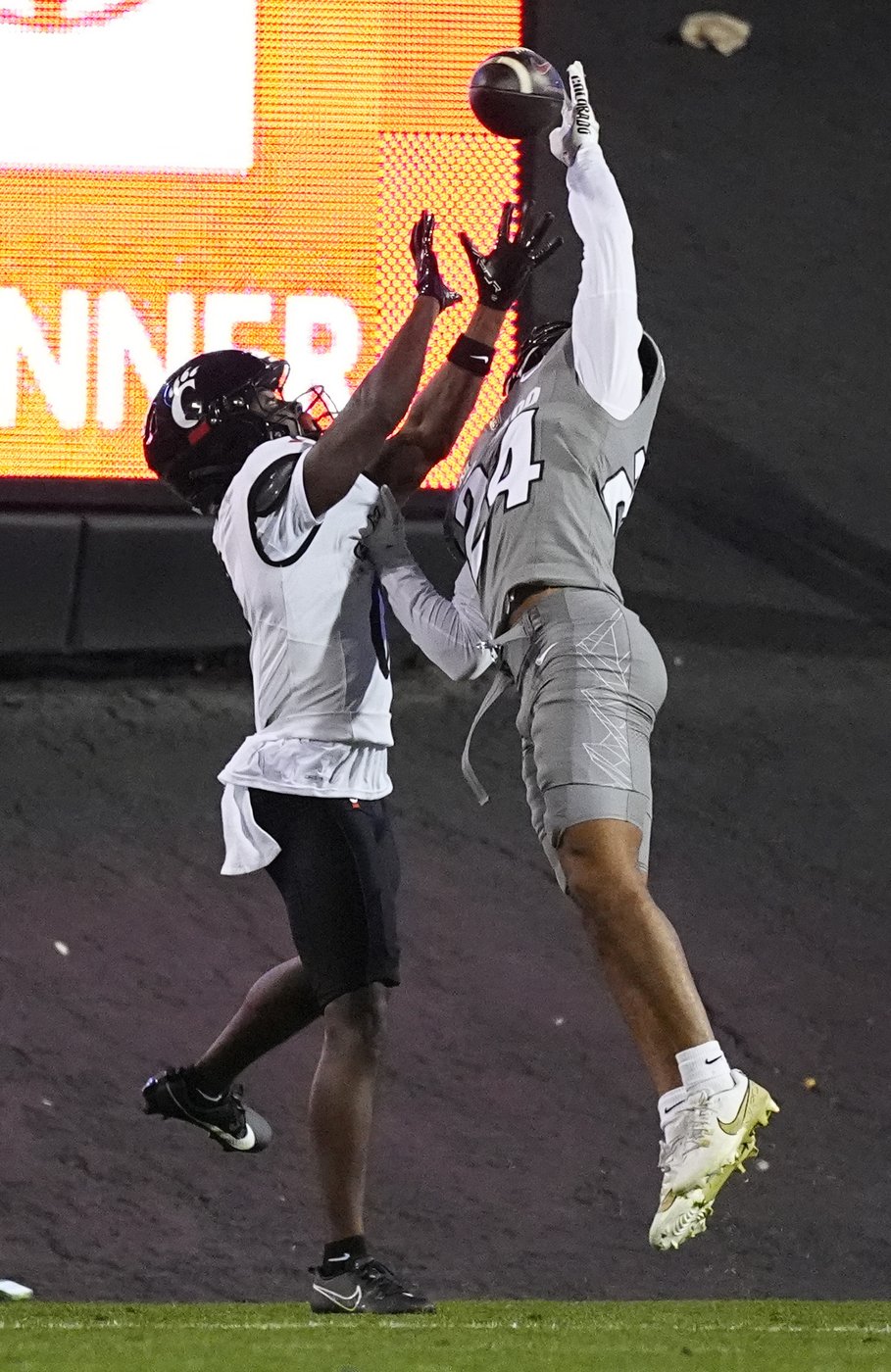 Shedeur Sanders, Travis Hunter help Colorado beat Cincinnati 34-23 to become bowl eligible | iNFOnews.ca Shedeur Sanders, Travis Hunter help Colorado beat Cincinnati 34-23 to become bowl eligible | iNFOnews.ca