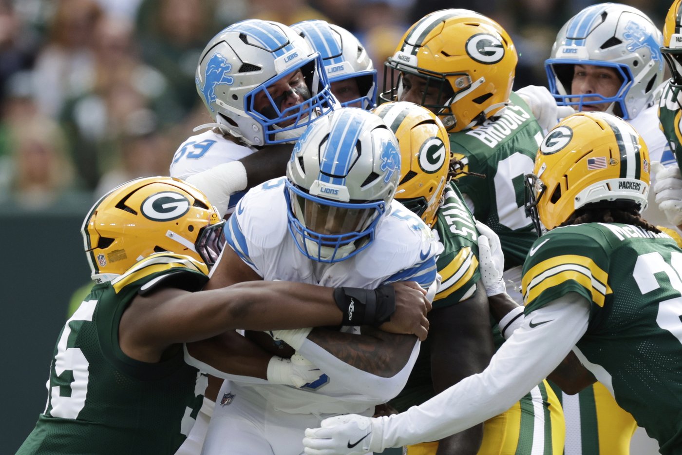 Early returns suggest the Parsons-Clark trade won't hamper the Packers' run defense | iNFOnews.ca