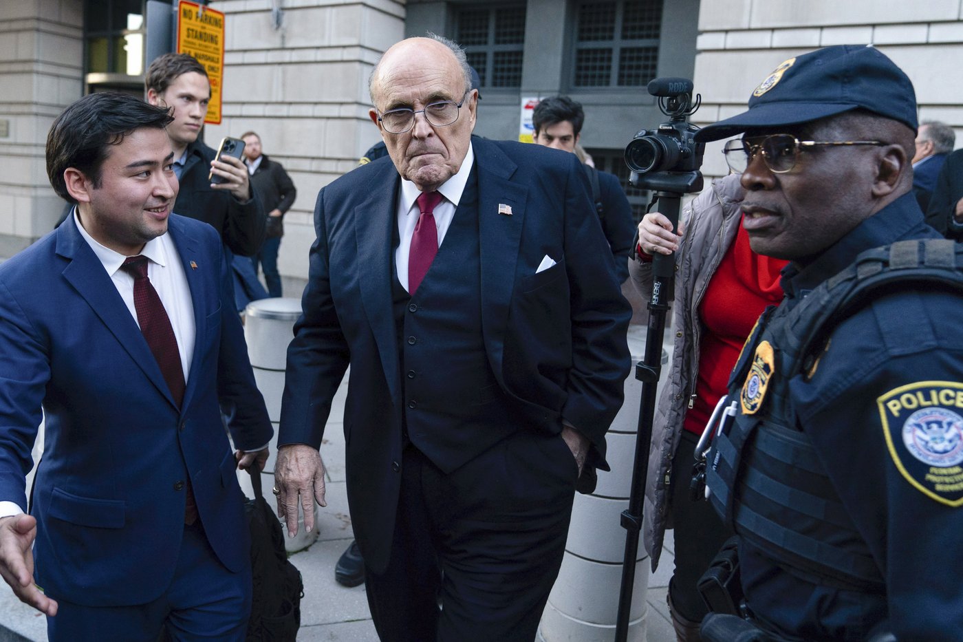Moving company expected at Giuliani's NYC apartment after missed deadline for asset handover | iNFOnews.ca
