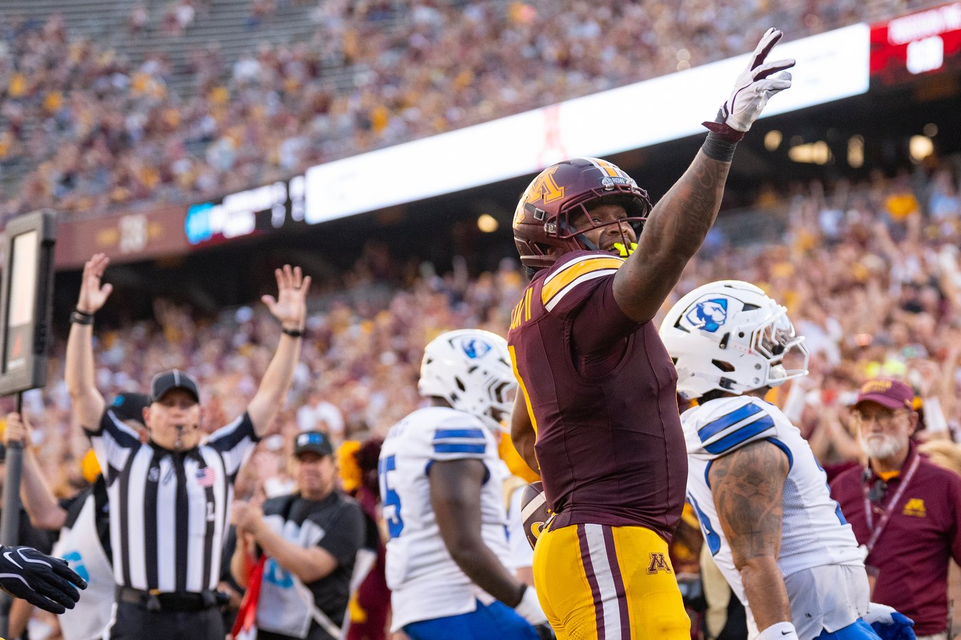 Minnesota breezes by Eastern Illinois 59-7 in the opener behind Javon Tracy's two punt return TDs | iNFOnews.ca