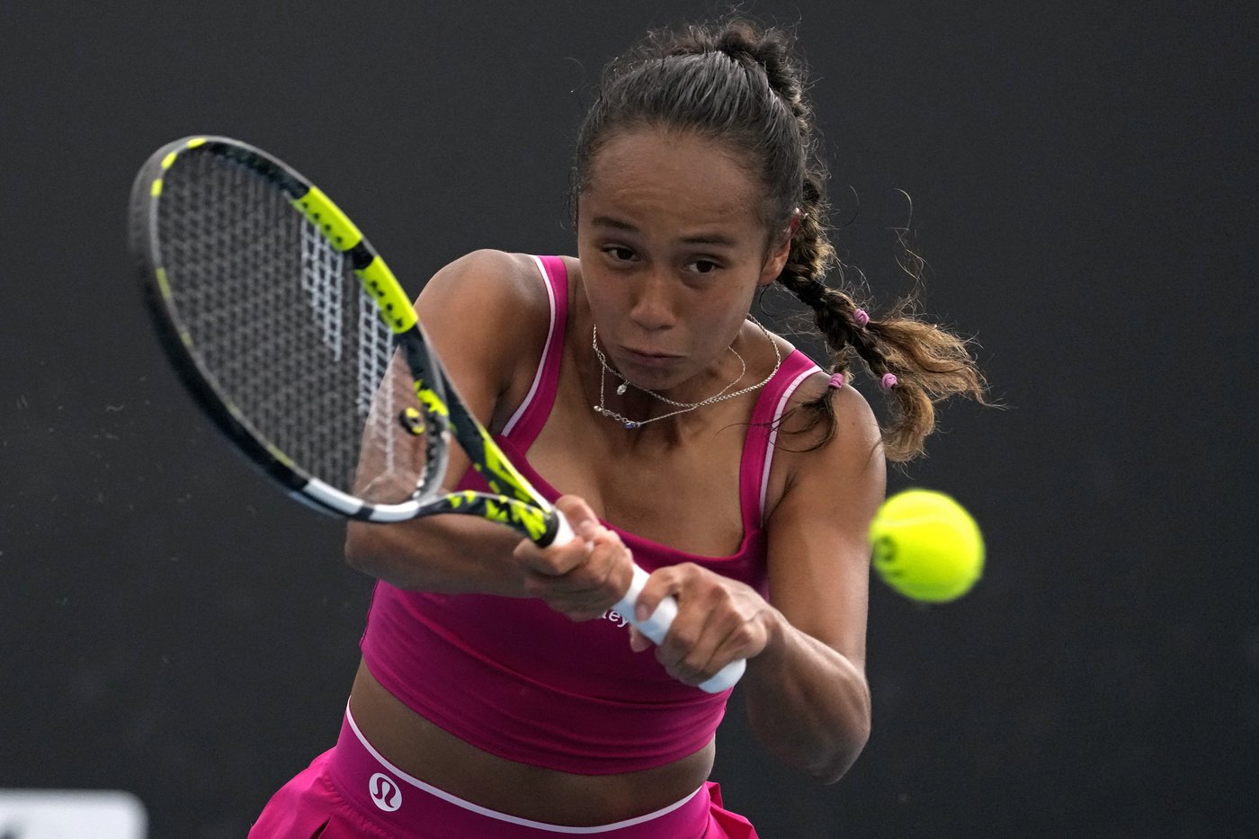 Canada's Fernandez advances, Auger-Aliassime falls at Australian Open | iNFOnews.ca