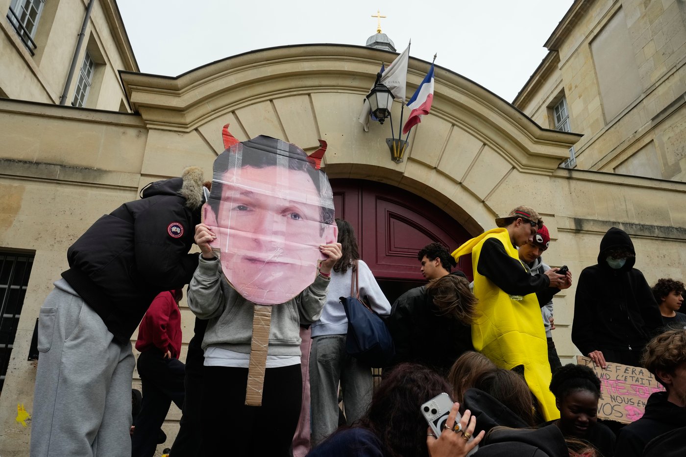 France's far-left presidential candidate cheers Gen Z school protests | iNFOnews.ca