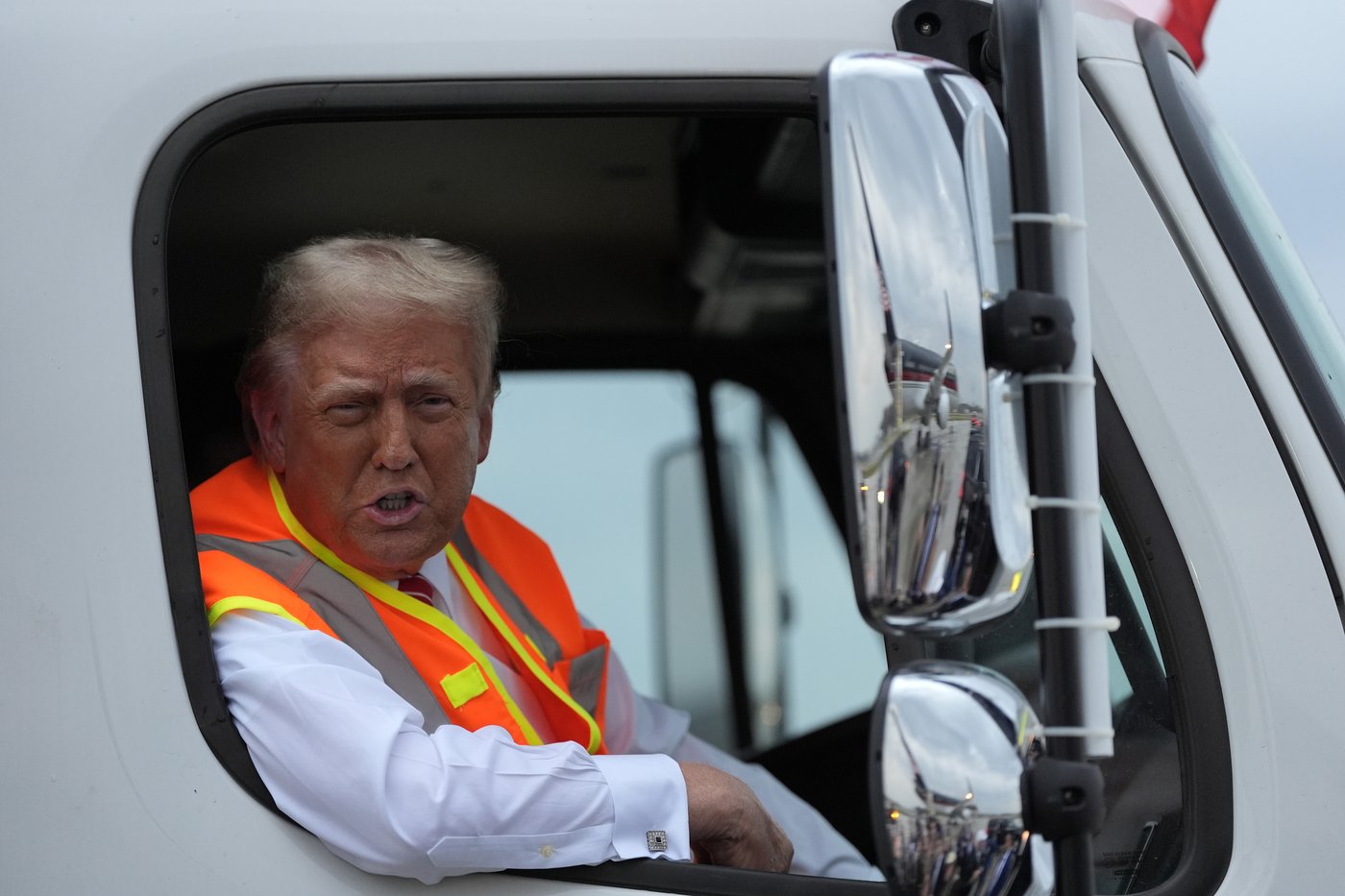 Donald Trump boards a garbage truck to draw attention to Biden remark | iNFOnews.ca Donald Trump boards a garbage truck to draw attention to Biden remark | iNFOnews.ca