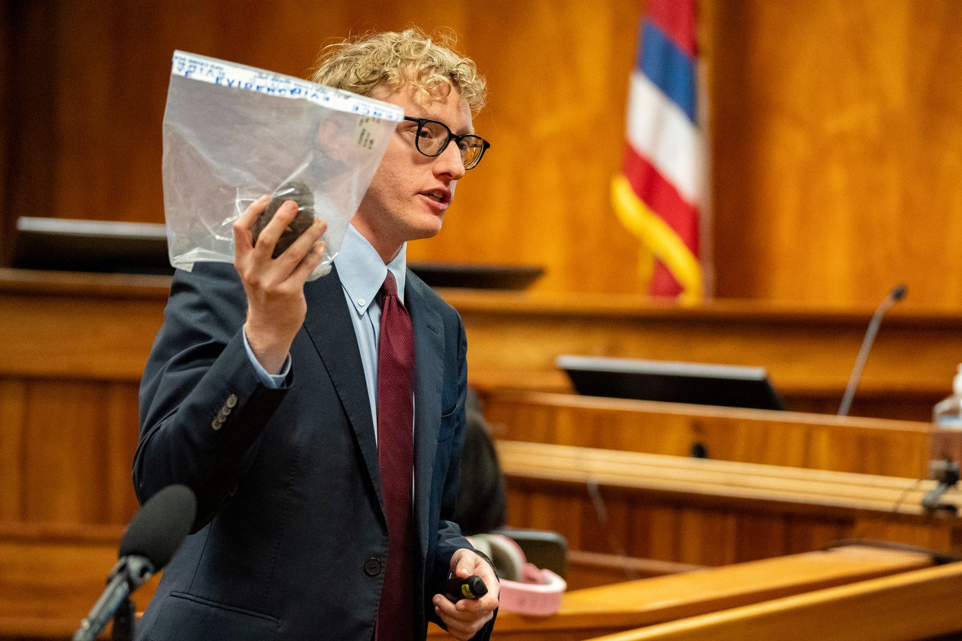 Jurors are deciding whether a doctor tried to kill his wife during a cliffside hike in Hawaii | iNFOnews.ca