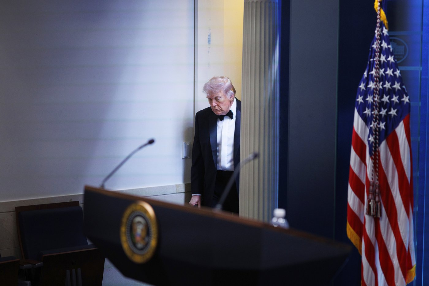 Trump safe after he is evacuated following shooting at Washington journalists' dinner, in photos | iNFOnews.ca