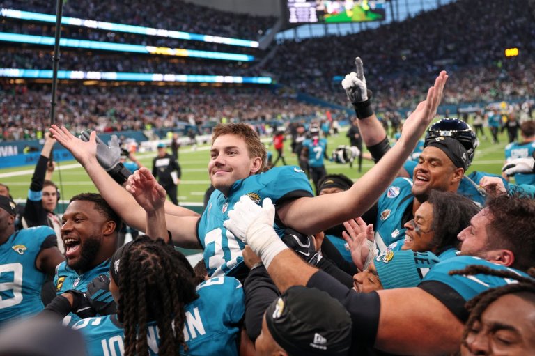 Cam Little's 57-yard FG gives Jaguars 19-17 win over Eagles in wild finish in London | iNFOnews.ca