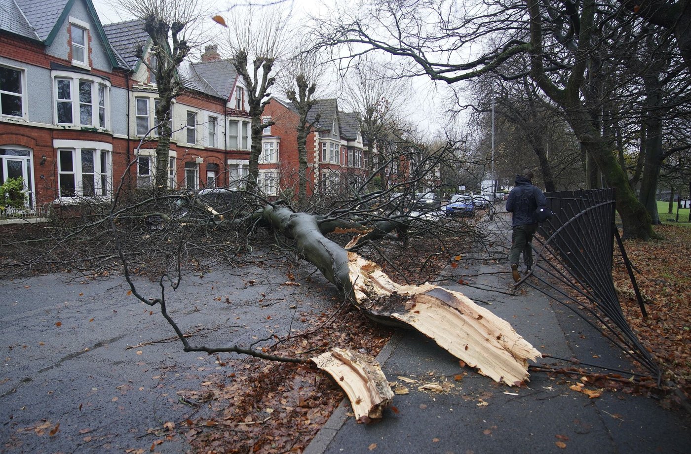 Storm Darragh batters UK and Ireland, leaving 1 dead and hundreds of thousands without power | iNFOnews.ca