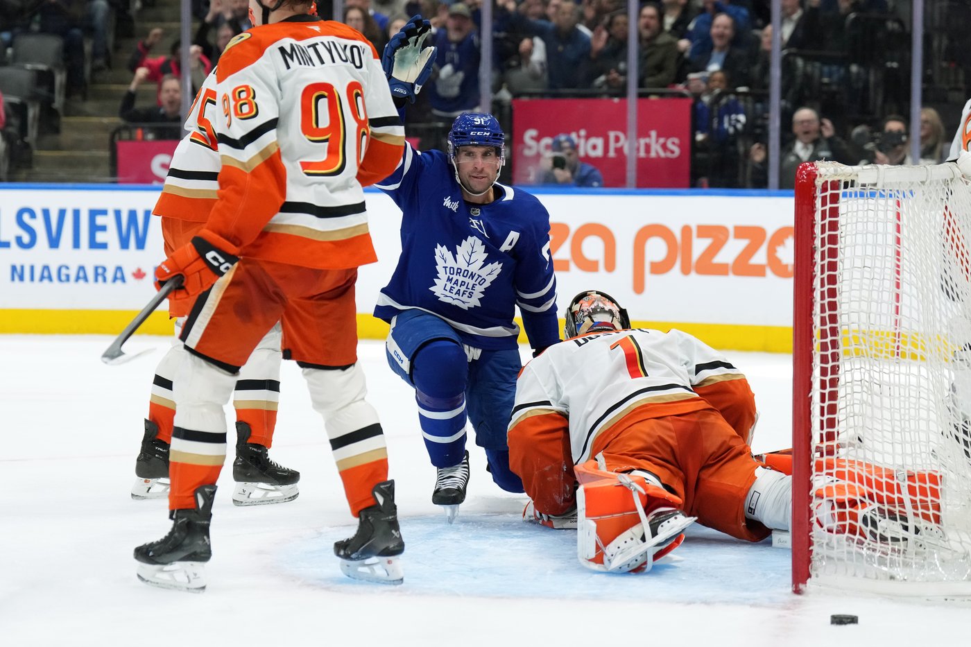 Maple Leafs top Ducks to end losing streak; Matthews injured after knee-on-knee hit | iNFOnews.ca Maple Leafs top Ducks to end losing streak; Matthews injured after knee-on-knee hit | iNFOnews.ca
